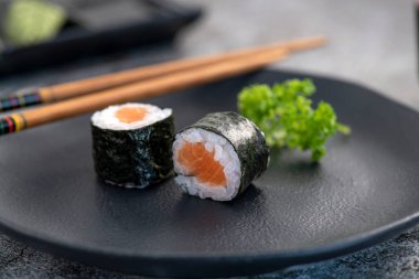 Ossomaki suşi çifti. Kapatın. Koyu yemek..