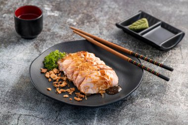 Somon Sashimi Arka planda dilimler