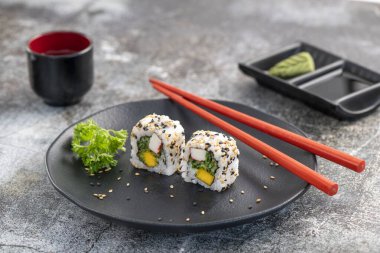 Frutomaki Suşi. Yengeç, mango ve salatalıklı suşi. Stüdyo çekimi.