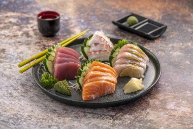Sashimi karışık tabak. Stüdyo çekimi arka planda izole edildi. Somon, ton balığı, ahtapot ve farklı türde saşimi. Brezilya usulü doğu yemekleri.!