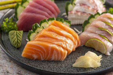 Sashimi karışık tabak. Stüdyo çekimi arka planda izole edildi. Somon, ton balığı, ahtapot ve farklı türde saşimi. Brezilya usulü doğu yemekleri.!