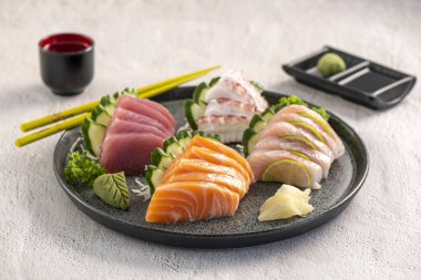 Sashimi karışık tabak. Stüdyo çekimi arka planda izole edildi. Somon, ton balığı, ahtapot ve farklı türde saşimi. Brezilya usulü doğu yemekleri.!