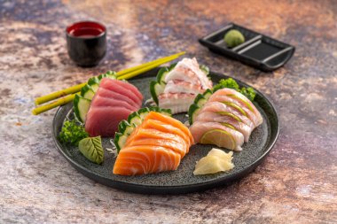 Sashimi karışık tabak. Stüdyo çekimi arka planda izole edildi. Somon, ton balığı, ahtapot ve farklı türde saşimi. Brezilya usulü doğu yemekleri.!