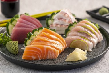Sashimi karışık tabak. Stüdyo çekimi arka planda izole edildi. Somon, ton balığı, ahtapot ve farklı türde saşimi. Brezilya usulü doğu yemekleri.!