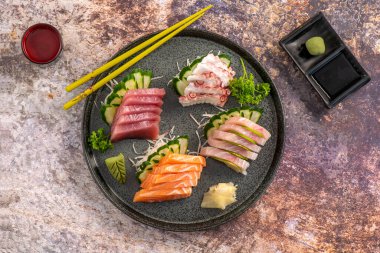 Sashimi karışık tabak. Stüdyo çekimi arka planda izole edildi. Somon, ton balığı, ahtapot ve farklı türde saşimi. Brezilya usulü doğu yemekleri.!