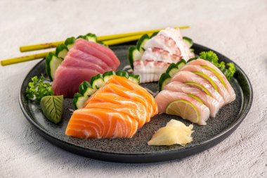 Sashimi karışık tabak. Stüdyo çekimi arka planda izole edildi. Somon, ton balığı, ahtapot ve farklı türde saşimi. Brezilya usulü doğu yemekleri.!