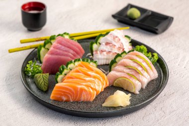 Sashimi karışık tabak. Stüdyo çekimi arka planda izole edildi. Somon, ton balığı, ahtapot ve farklı türde saşimi. Brezilya usulü doğu yemekleri.!