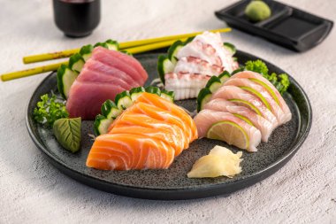 Sashimi karışık tabak. Stüdyo çekimi arka planda izole edildi. Somon, ton balığı, ahtapot ve farklı türde saşimi. Brezilya usulü doğu yemekleri.!