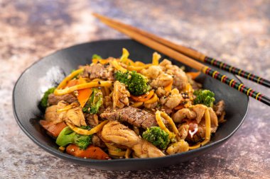 Yakisoba! Et ve sebzeyle kızartılmış noddles. Stüdyo çekimi.