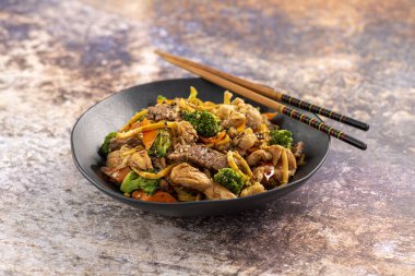 Yakisoba! Et ve sebzeyle kızartılmış noddles. Stüdyo çekimi.