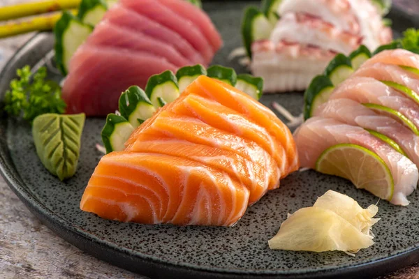 Sashimi karışık tabak. Stüdyo çekimi arka planda izole edildi. Somon, ton balığı, ahtapot ve farklı türde saşimi. Brezilya usulü doğu yemekleri.!