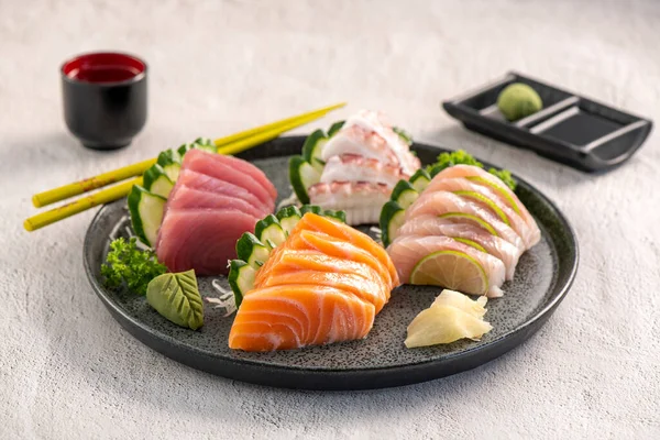 Sashimi karışık tabak. Stüdyo çekimi arka planda izole edildi. Somon, ton balığı, ahtapot ve farklı türde saşimi. Brezilya usulü doğu yemekleri.!