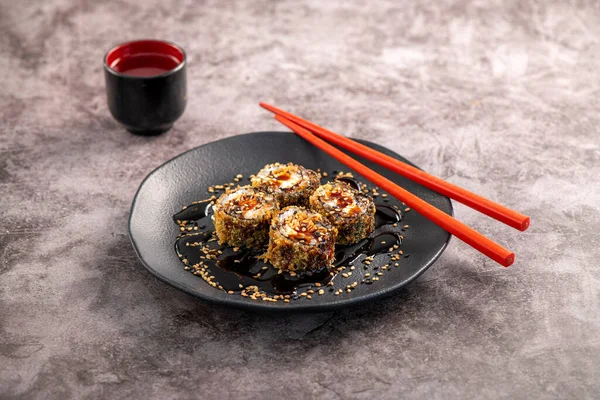 Frittiertes Lachssushi Mit Süßer Sauce Studioaufnahmen Orientalisches Essen Auf Brasilianischem — Stockfoto