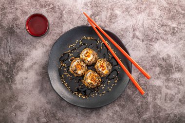 Tatlı soslu kızarmış somon balığı. Stüdyo çekimi. Brezilya usulü doğu yemekleri..