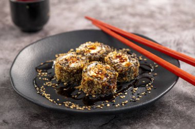 Tatlı soslu kızarmış somon balığı. Stüdyo çekimi. Brezilya usulü doğu yemekleri..