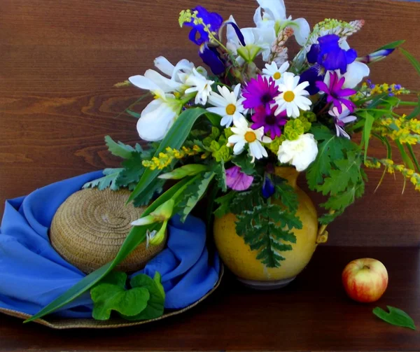 Natureza morta com chapéu e flores silvestres — Fotografia de Stock