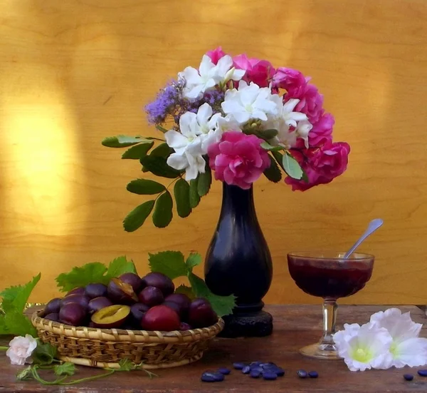 Still life with wild flowers and plums — Stock Photo, Image