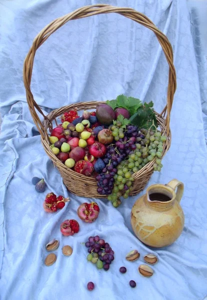 Bodegón con una cesta de frutas — Foto de Stock