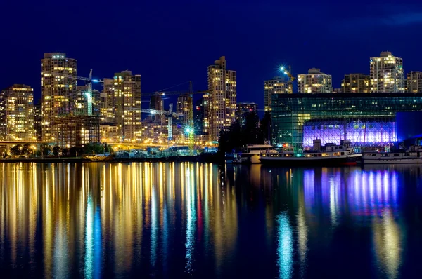 Центр Ванкувера ночью. — стоковое фото