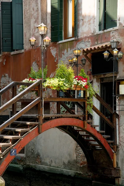 Puente vintage con macizos de flores —  Fotos de Stock