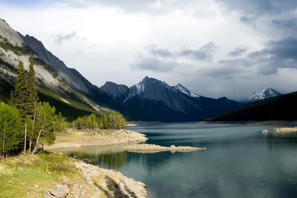 Gór Skalistych i maligne jezioro — Zdjęcie stockowe