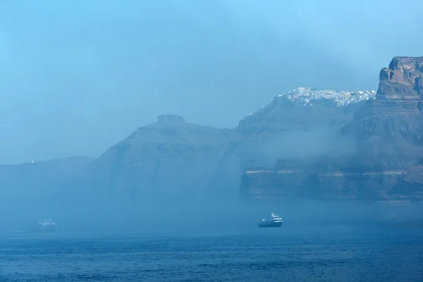 Isla de Santorini en la niebla —  Fotos de Stock
