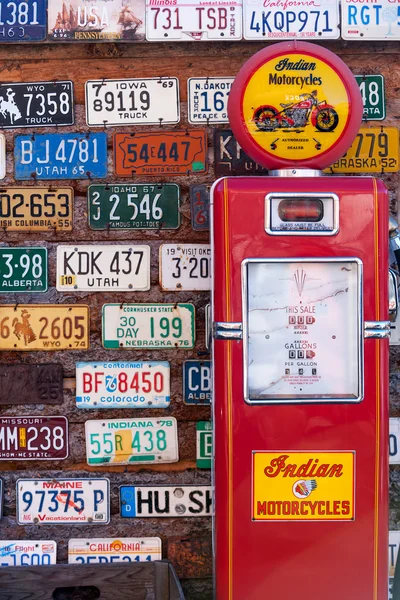 오래 된 번호판 및 가스 펌프 — 스톡 사진