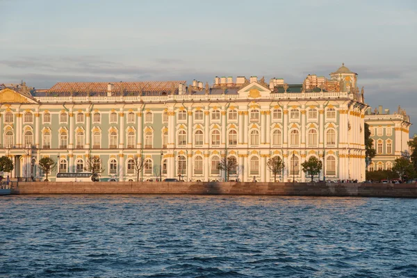 Palacio de Invierno con río Neva —  Fotos de Stock