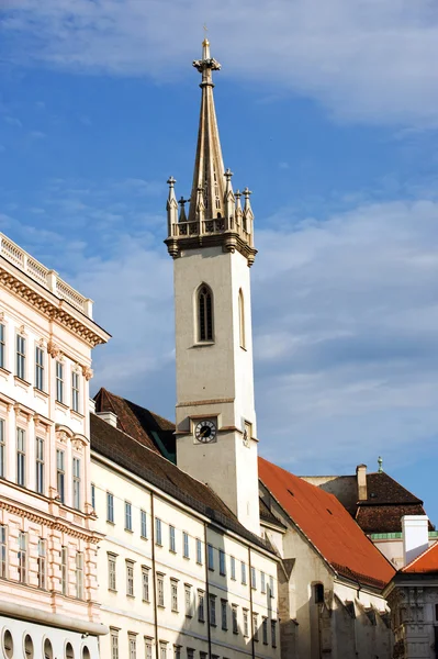 Gothic church in Vienna on street — Stock Photo, Image