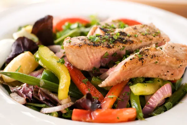 Salad with Grilled tuna — Stock Photo, Image