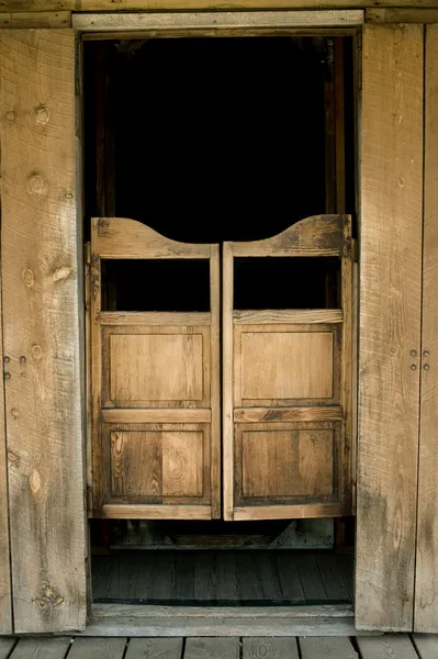 Portas de salão autênticas na cidade ocidental — Fotografia de Stock