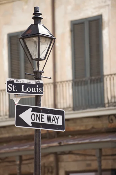 Lampy uliczne z rue saint louis znak — Zdjęcie stockowe