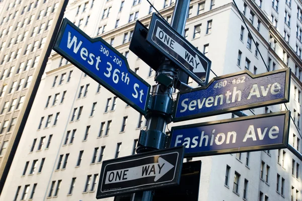 Ecke der Mode und West 36th Street in Manhattan — Stockfoto