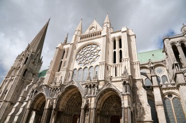 Chartres 'deki kadın katedrali değil.