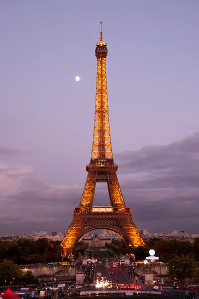 Эйфелева башня в сумерках — стоковое фото