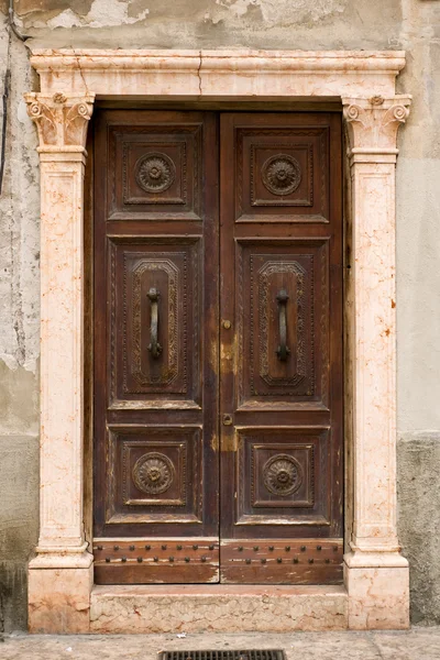 Ortaçağ kapı — Stok fotoğraf