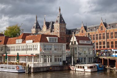 amsterdam centraal tren istasyonu su taksileri
