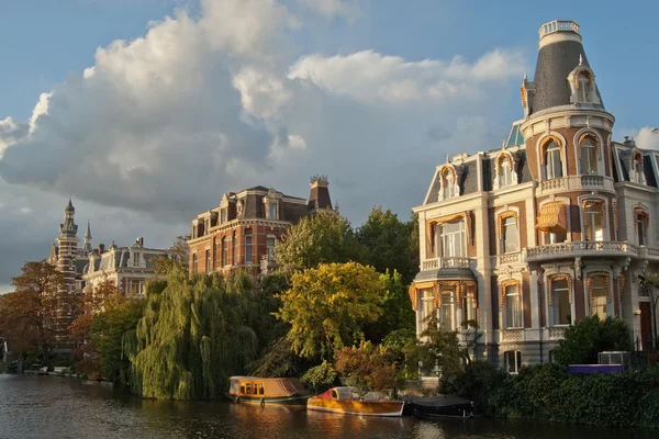Baroque mansions along the canal, Amsterdam — Stock Photo, Image