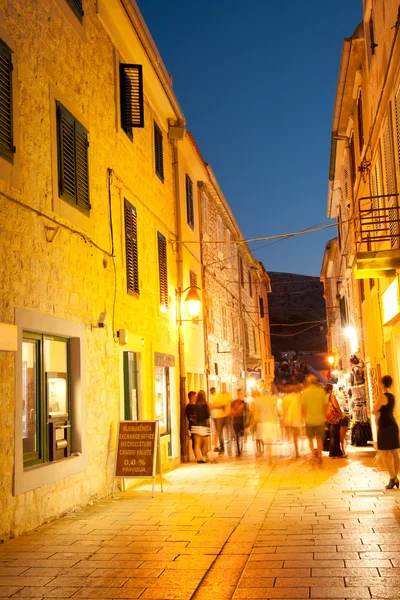 Straatbeeld in de nacht in de stad pag, Kroatië — Stockfoto