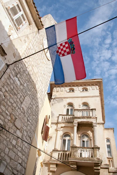 Rab'ın eski kısmı yukarıda Hırvat bayrağı — Stok fotoğraf