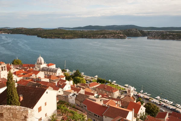 Шибеник и окружающие хорватские острова — стоковое фото