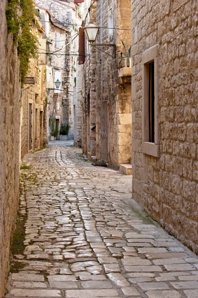 Rue étroite en pierre de Trogir, Croatie — Photo