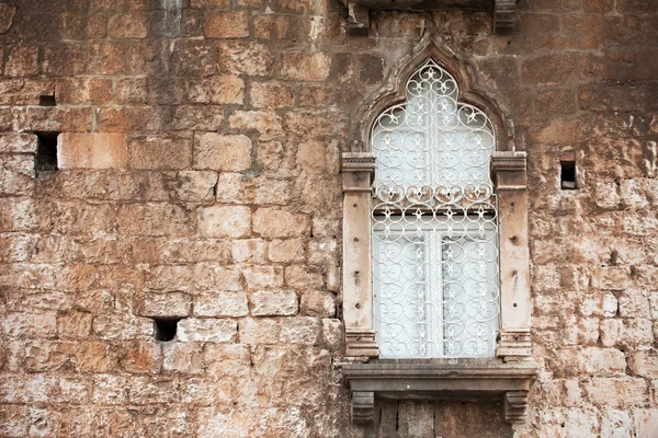 Ventana en la pared de la casa vieja — Foto de Stock