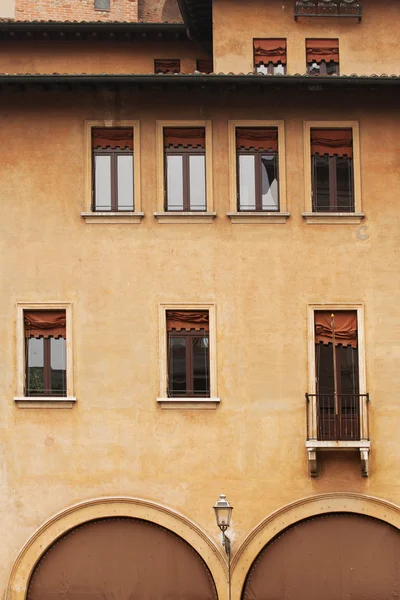 Houses in downtown Mantua, Nothern Italy — Stock Photo, Image