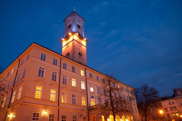 Stadhuis op lviv marktplein — Stockfoto