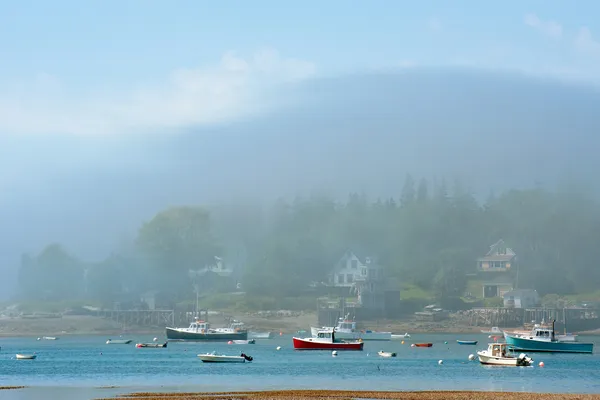 Névoa sobre barcos em Bass Harbor, Maine — Fotografia de Stock