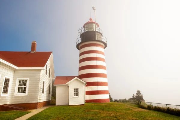 Farol de West Quoddy na costa atlântica — Fotografia de Stock