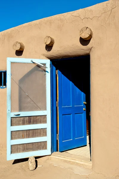 Dveře do místnosti taos pueblo — Stock fotografie