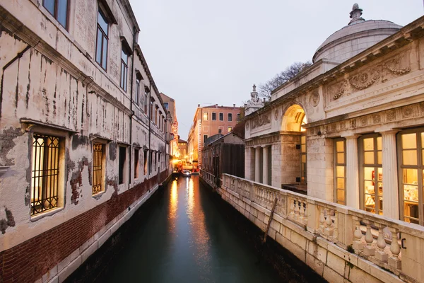 Venezia-kanalen og omliggende bygninger – stockfoto