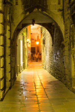 bölünmüş caddeleri